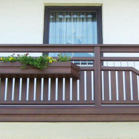 Holzbalkon mit Blumenkasten und Fenster, modernes Design für Wohngebäude in Freiburg. HANSEL.kraus metalltechnik gmbh