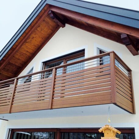 Balkon mit modernem Holzgeländer an einem Einfamilienhaus unter Satteldach. HANSEL.kraus metalltechnik gmbh
