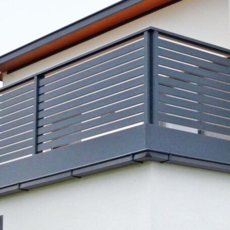 Moderner Balkon mit waagerechten Aluminiumlamellen an einer Hausfassade. HANSEL.kraus metalltechnik gmbh