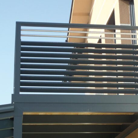 Moderner Balkon mit horizontalen Metallstreben an einem Wohnhaus, Ansicht von außen. HANSEL.kraus metalltechnik gmbh