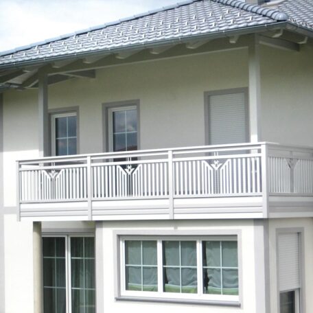 Obergeschoss eines modernen Hauses mit weißem Balkon und großen Fenstern, Tageslicht. de HANSEL.kraus metalltechnik gmbh