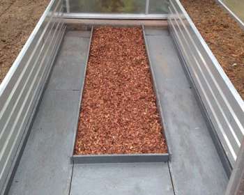 Hochbeet innen mit Rindenmulch befüllt, Metallwände und Abdeckung, für urbanes Gärtnern. de HANSEL.kraus metalltechnik gmbh