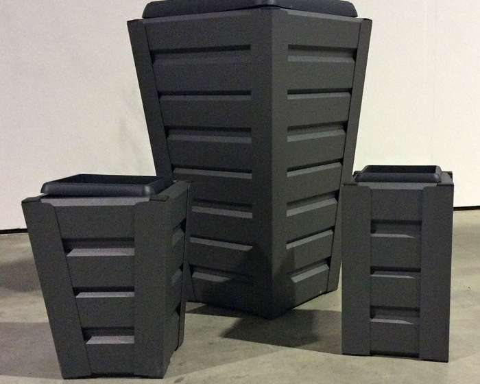 Drei schwarze, moderne Pflanzkübel aus Kunststoff stehen nebeneinander auf grauem Boden. de HANSEL.kraus metalltechnik gmbh