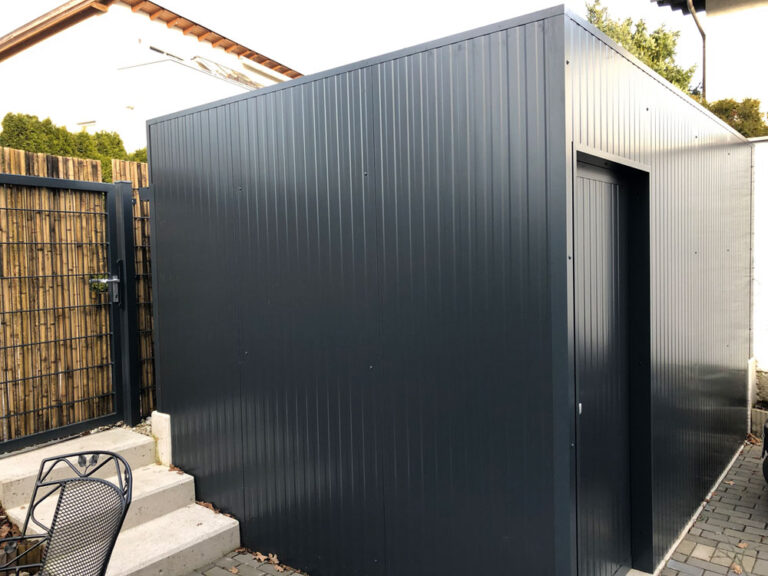 Modernes Gartenhaus aus Metall mit seitlichem Eingang neben einer Steintreppe. HANSEL.kraus metalltechnik gmbh