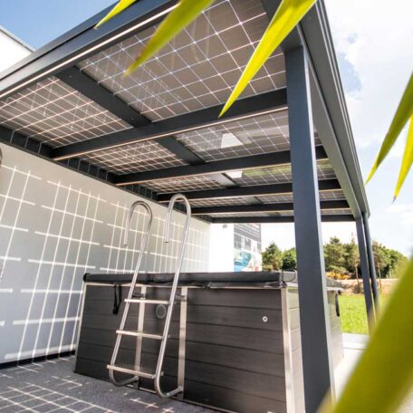 Überdachte Terrasse mit Solarpaneelen und Whirlpool im modernen Garten, sonniger Tag. HANSEL.kraus metalltechnik gmbh