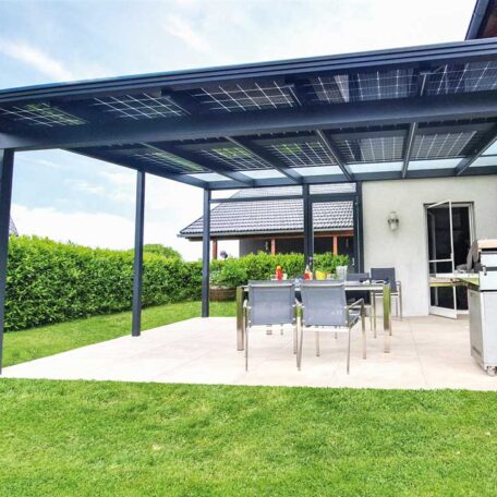 Überdachte Terrasse mit Esstisch und Stühlen im Garten, moderner Stil, sonniger Tag. HANSEL.kraus metalltechnik gmbh