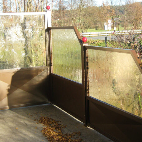 Barrierefreie Bushaltestelle mit Windschutzscheibe, herbstliches Laub liegt auf dem Boden. de HANSEL.kraus metalltechnik gmbh