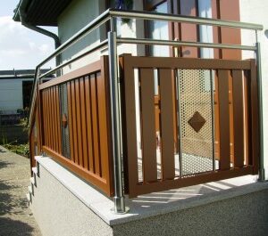 Braunes Hoftor aus Holz und Metall mit Edelstahlgeländer an modernem Hauseingang. HANSEL.kraus metalltechnik gmbh