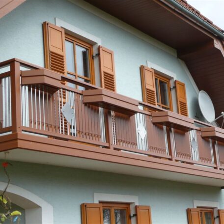 Balkon mit Holzgeländer und offenen Fensterläden an einem Einfamilienhaus in Freiburg. HANSEL.kraus metalltechnik gmbh