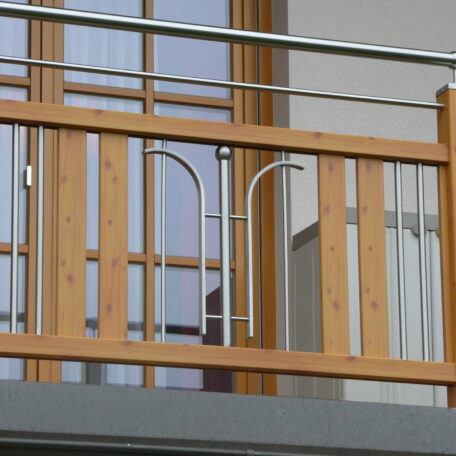 Holzbalkon mit senkrechten Stäben vor Fenstertüren, modernes Design, lichte Farbtöne. HANSEL.kraus metalltechnik gmbh