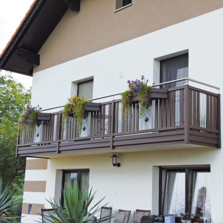 Balkon mit braunem Geländer, Blumenkästen und Fenstern an modernem Einfamilienhaus. de HANSEL.kraus metalltechnik gmbh