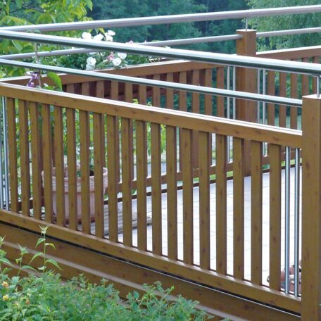 Holzgeländer mit Edelstahl-Handlauf auf einer Aussichtsplattform im Grünen, barrierefrei zugänglich. de HANSEL.kraus metalltechnik gmbh