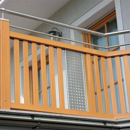 Balkon mit orangefarbenem Geländer und Metall-Element an Wohnhaus, modernes Design. de HANSEL.kraus metalltechnik gmbh