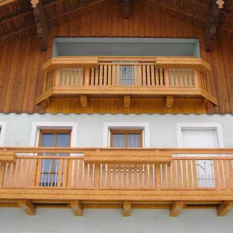 Zwei Holz-Balkone mit geschlossener Tür und Holzfassade an einem Wohnhaus. HANSEL.kraus metalltechnik gmbh