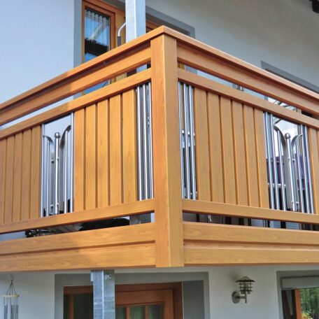 Holzbalkon mit Edelstahl-Elementen an modernem Haus, sonnig, Detailansicht, Obergeschoss. de HANSEL.kraus metalltechnik gmbh