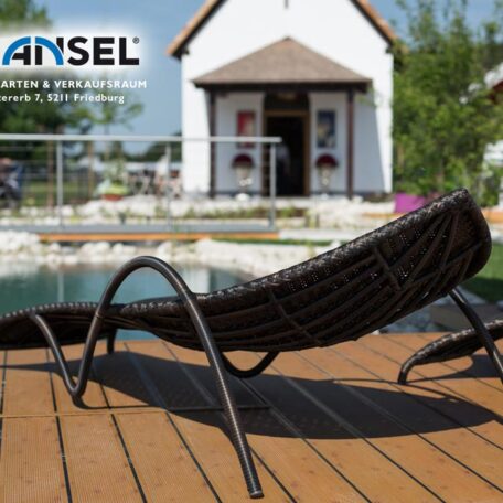 Moderner Liegestuhl auf Holzterrasse am Pool, im Hintergrund ein weißes Haus. HANSEL.kraus metalltechnik gmbh