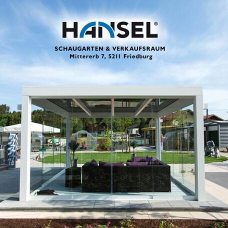 Modernes Gartenhaus mit Glaswänden und Loungemöbeln in gepflegtem Schaugarten in Freiburg. HANSEL.kraus metalltechnik gmbh
