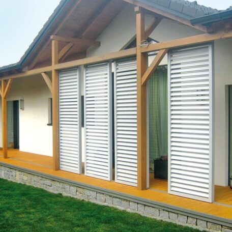 Moderne Terrasse mit Holzüberdachung und verschiebbaren Lamellen an einem Einfamilienhaus. HANSEL.kraus metalltechnik gmbh