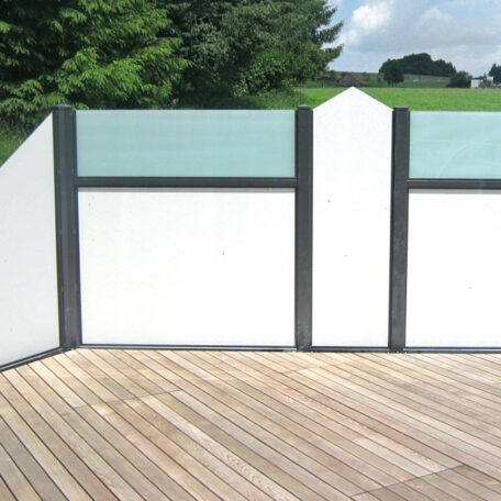 Moderner Sichtschutz aus Glas und Metall auf Holzterrasse, im Hintergrund grüne Wiese und Bäume. de HANSEL.kraus metalltechnik gmbh