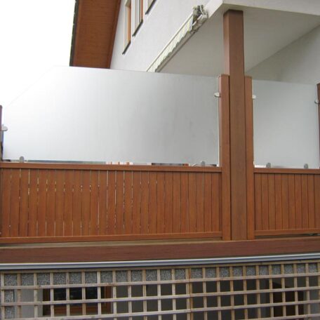 Holzzaun mit mattiertem Sichtschutz aus Glas an einem modernen Wohnhaus. HANSEL.kraus metalltechnik gmbh