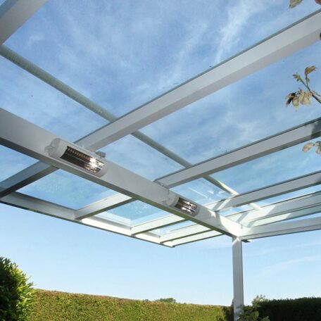 Modernes Terrassendach aus Glas mit Blick in den blauen Himmel und Garten. HANSEL.kraus metalltechnik gmbh