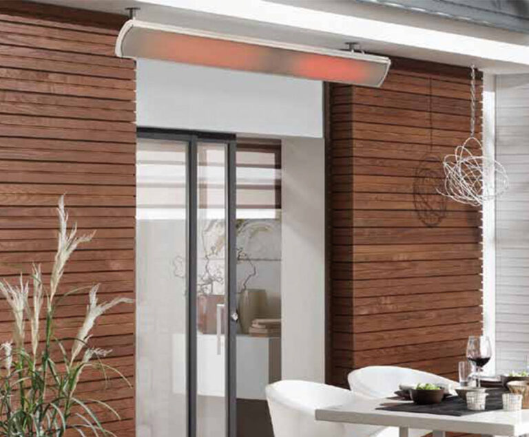 Infrarot-Heizstrahler auf Terrasse über Schiebetür, moderne Außenbereichsgestaltung. HANSEL.kraus metalltechnik gmbh