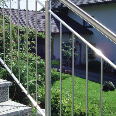 Treppengeländer aus Edelstahl vor Einfamilienhaus mit gepflegtem Garten und Pflanzen. HANSEL.kraus metalltechnik gmbh