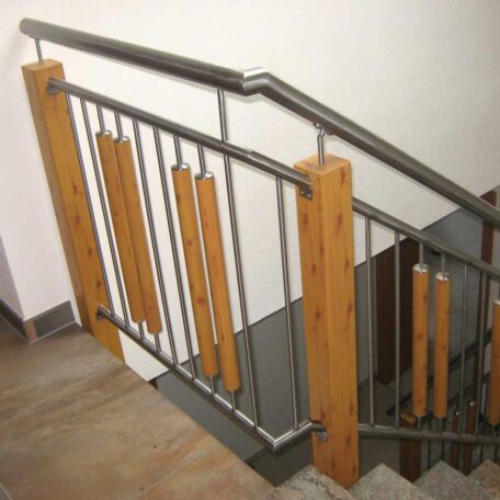 Modernes Treppengeländer aus Metall und Holz an einer Innentreppe, seitliche Ansicht. HANSEL.kraus metalltechnik gmbh