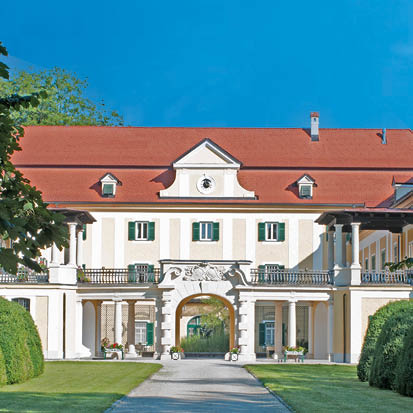 Prächtiges Herrenhaus mit rotem Dach und klassischer Fassade, umgeben von gepflegten Gartenanlagen. HANSEL.kraus metalltechnik gmbh