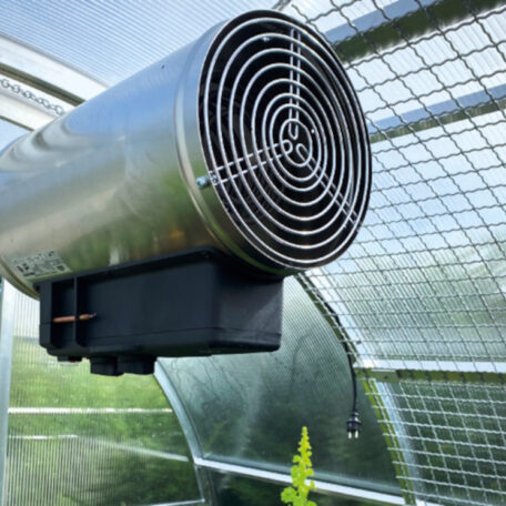 Belüftungsventilator aus Metall in einem modernen Gewächshaus, Perspektive von unten. HANSEL.kraus metalltechnik gmbh