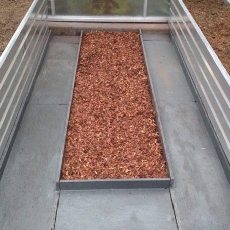 Hochbeet mit Mulchfläche im Inneren, Metallumrandung, als Vorbereitung für Bepflanzung. de HANSEL.kraus metalltechnik gmbh