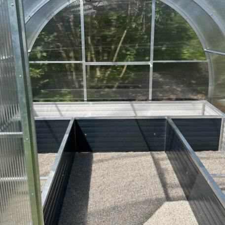 Hochbeete aus Metall im Foliengewächshaus, ideal für Gemüseanbau auf Garten-Landingpage. HANSEL.kraus metalltechnik gmbh