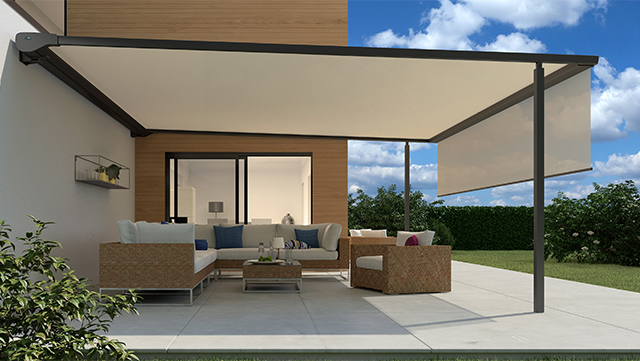 Moderne Terrasse mit Markise, Gartenmöbeln und Grünfläche bei sonnigem Wetter. HANSEL.kraus metalltechnik gmbh