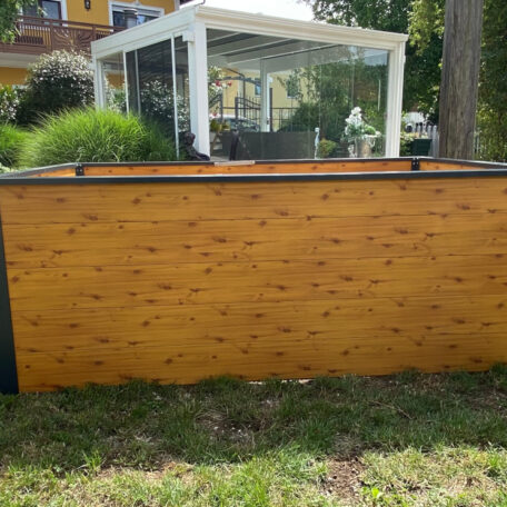 Rechteckiger Aufstellpool mit Holzoptik steht im Garten vor moderner Terrasse. HANSEL.kraus metalltechnik gmbh