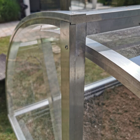 Detail einer transparenten Gewächshaus-Konstruktion aus Aluminium und Glas im Garten. HANSEL.kraus metalltechnik gmbh