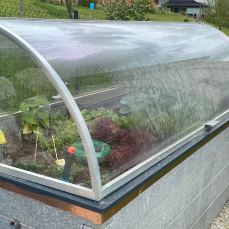 Hochbeet mit Folienabdeckung, darin wachsen verschiedene Salate und Gemüsepflanzen. de HANSEL.kraus metalltechnik gmbh