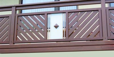 Balkongeländer aus braunem Holz mit Glas- und Metalleinsatz, modernes Design. HANSEL.kraus metalltechnik gmbh