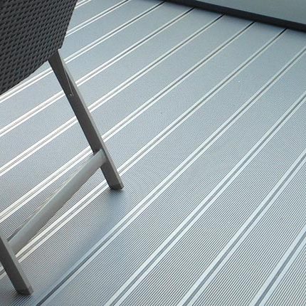 Stuhl auf modernem, hellgrauem Balkonboden mit rutschfesten Streifen, geeignet für Outdoor-Bereiche. HANSEL.kraus metalltechnik gmbh
